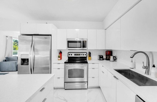 Hallandale Beach House | Casa Playa 4 bedrooms 8 min to beach