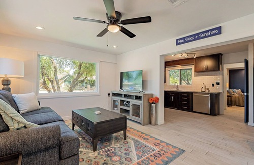 Chandler House | Casa Puerta Azul - Best Location!
