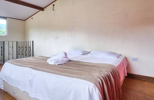 Ponte Branca House | Casa Recanto das Flores com 3 Quartos e Piscina