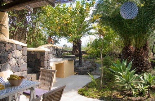 Lipari House | Casa Scirocco Limone- Villa with garden overlooking the sea