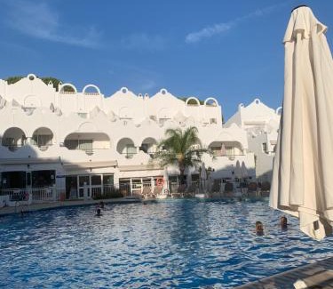 Urbanizacion Hacienda las Chapas Villa | Casa Silvia Marbella - dom w kompleksie hotelowym