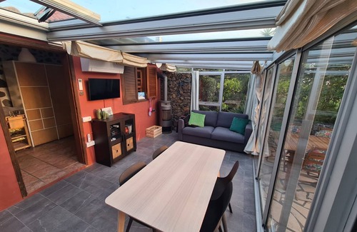 El Paso Cottage | Casa Tali, small, very quiet country house with large garden and sea views.
