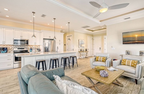 Siesta Key House | Casa Tegula | Pet Friendly 🐶 Ping Pong Table, Private Heated Pool, Steps to Beach!