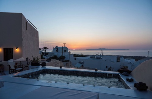 Finikia Villa | Casa Terra Vedema-Oia Sunset-Privacy-Plunge Pool-Starlink Internet (350-450Mbps)