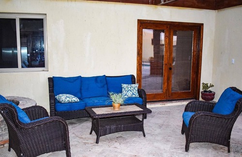 Laguna Shores House | Casa Valencia