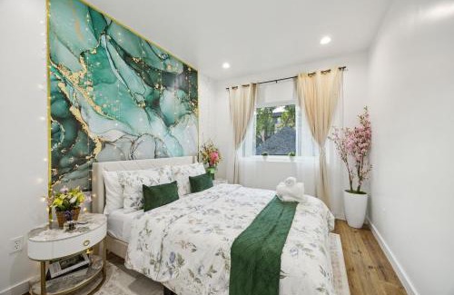 West Dallas Villa | Casa Verde Balcony Sleeps 10 4BR Free Prkg