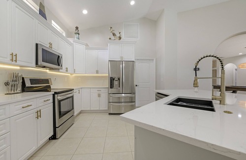 Central Naples House | Casa Vianna Tropical Beach Oasis in Naples
