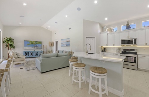 Central Naples House | Casa Vianna Tropical Beach Oasis in Naples