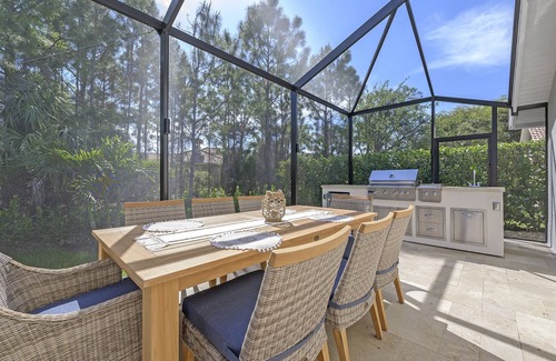 Central Naples House | Casa Vianna Tropical Beach Oasis in Naples