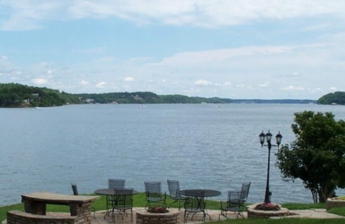 Gravois Mills House | Casablanca - Newly Remodeled Family Home With Main Channel View of the Lake 7MM