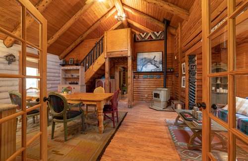 Three Rivers House | Cascade Basecamp | Fully Fenced/Hot Tub/Private!