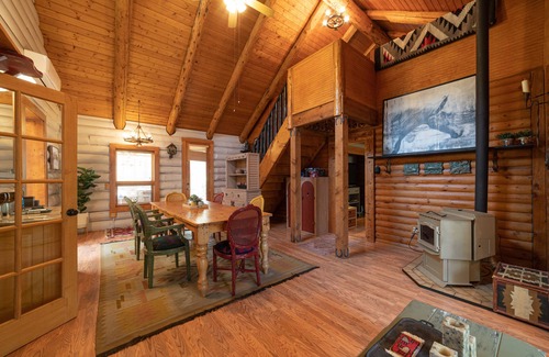 Three Rivers House | Cascade Basecamp | Fully Fenced/Hot Tub/Private!