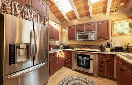 Three Rivers House | Cascade Basecamp | Fully Fenced/Hot Tub/Private!