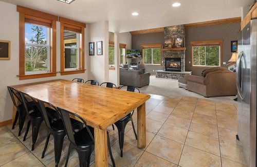 Ronald House | Cascade Pines - Private Hot Tub | WiFi | Summer Pool!
