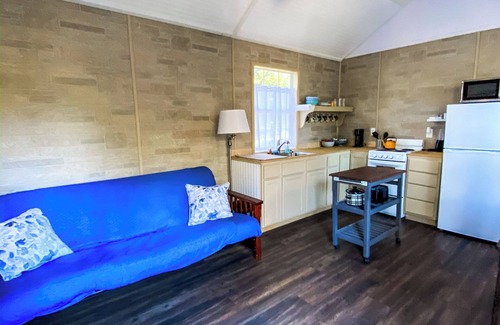 Fredericksburg Cabin | Case's Cabin - Cabin 2 - Farmhouse with covered patio