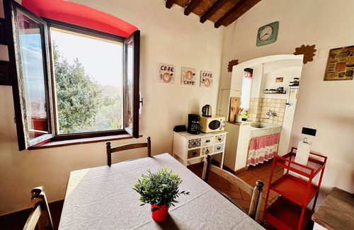 Montescudaio Apartment | Casina del Fabbro, Stunning View on the Hills and Sea, Ultra WiFi