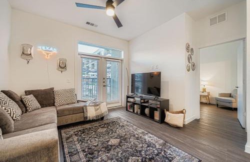 McNeil Apartment | Casita Lonestar - Sleeps 6 - Wi-Fi and Pool Views