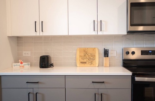 Milwood Apartment | Casita Longhorn | mins from Q2 | Close to Domain