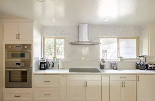 Sonoma House | Casita Sonoma: Enchanting remodeled 3BD/2BA home, Chef's kitchen, modern style