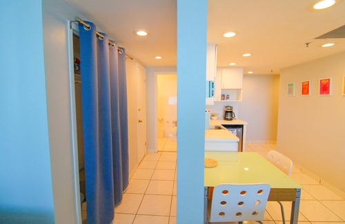 Seybold Condo | Castle 1221 Large studio with free parking, pool, tennis, gym, beach access, tiki bar.