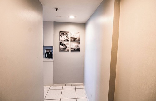 Seybold Condo | Castle 1221 Large studio with free parking, pool, tennis, gym, beach access, tiki bar.