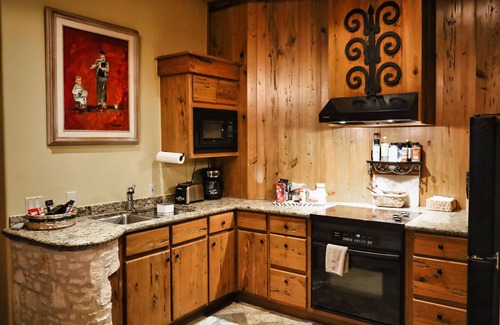 Comanche Canyon Ranch Apartment | Castle apartment #1 at Villa del Sol ~ Lake, hillside, sunsets & nature galore!