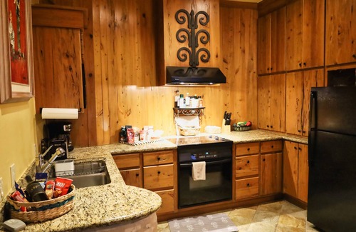 Comanche Canyon Ranch Apartment | Castle apartment #1 at Villa del Sol ~ Lake, hillside, sunsets & nature galore!
