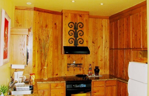 Comanche Canyon Ranch Apartment | Castle apartment #1 at Villa del Sol ~ Lake, hillside, sunsets & nature galore!