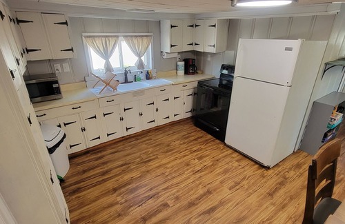 Camdenton House | Castle Cliff Cabin - Home on the water- walking distance to Ha Ha Tonka
