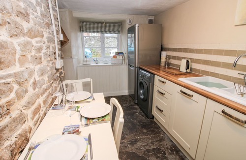 Clun Cottage | CASTLE COTTAGE, pet friendly, character holiday cottage in Clun