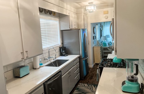 Avalon House | Catalina Cottage - CLEAN-NEW BATHROOMS AND KITCHEN