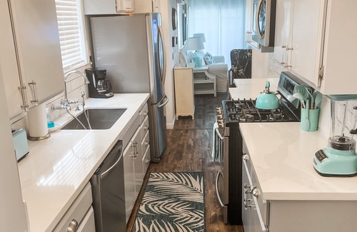 Avalon House | Catalina Cottage - CLEAN-NEW BATHROOMS AND KITCHEN