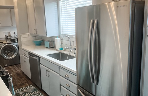 Avalon House | Catalina Cottage - CLEAN-NEW BATHROOMS AND KITCHEN