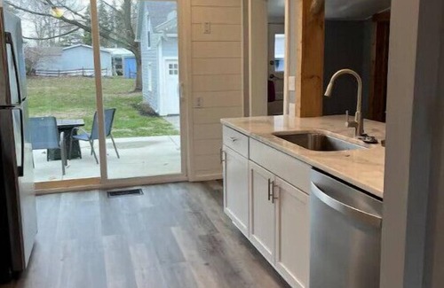 Gypsum House | Catawba Island - Walk to Ferry