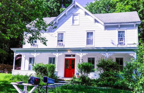 West Saugerties House | Catskill Mtn Farmhouse close to Woodstock
