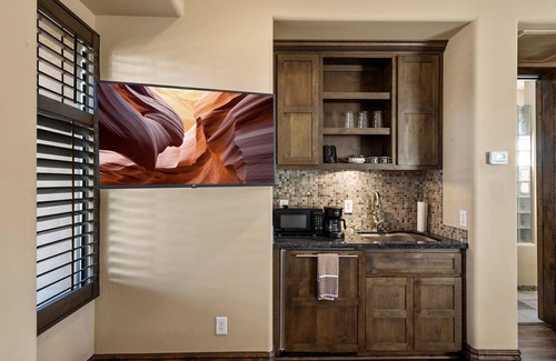 South Scottsdale House | Cattletrack Casita - Stylish Studio with Semi-Private Pool & Hot Tub