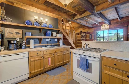 Florissant House | Cave Cabin |Hot Tub| Fire Pit | MTN Experience