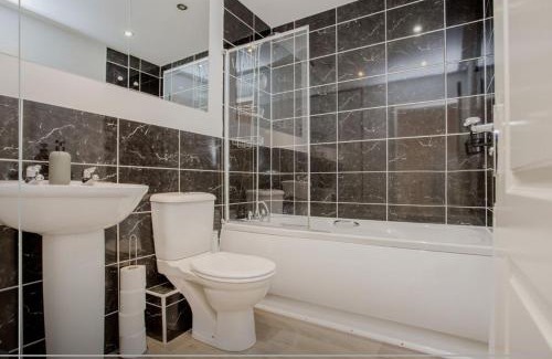 Peterborough Apartment | CB Stays - 3-Story City Haven in Hampton