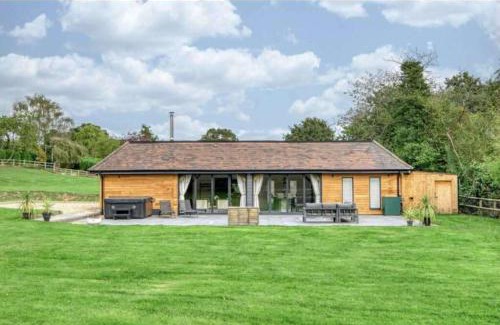 Bromsgrove House | Cedar Barn Getaway 3 Bed Sleeps 6 Parking