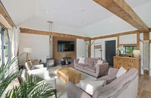 Bromsgrove House | Cedar Barn Getaway 3 Bed Sleeps 6 Parking