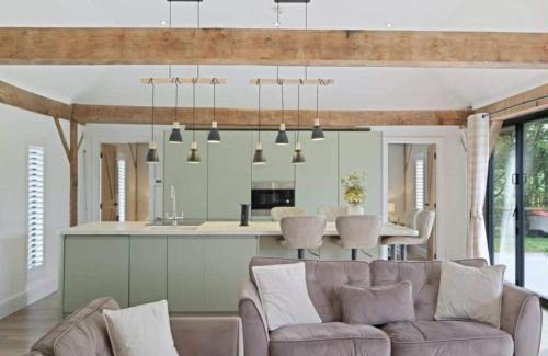 Bromsgrove House | Cedar Barn Getaway 3 Bed Sleeps 6 Parking