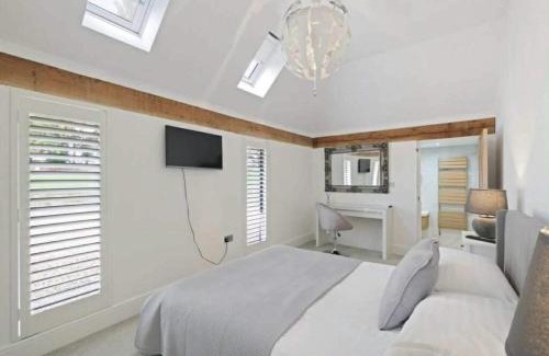 Bromsgrove House | Cedar Barn Getaway 3 Bed Sleeps 6 Parking