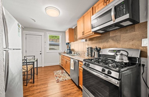 Hot Springs House | Cedar Blossom Bungalow - Pet friendly getaway with a 5 min walk to downtown