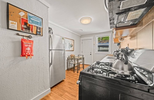 Hot Springs House | Cedar Blossom Bungalow - Pet friendly getaway with a 5 min walk to downtown