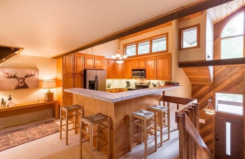 Avon House | Cedar Blue! Mountain Living at its best! 3 Bed/2 Bath + Loft! Ski In/Ski Out