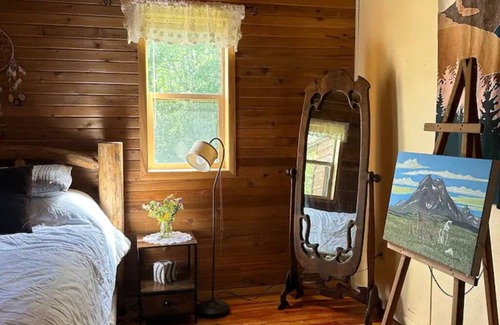 East Glacier Park Cabin | Cedar Cabin Cozy 2-Bedroom next to Glacier Park