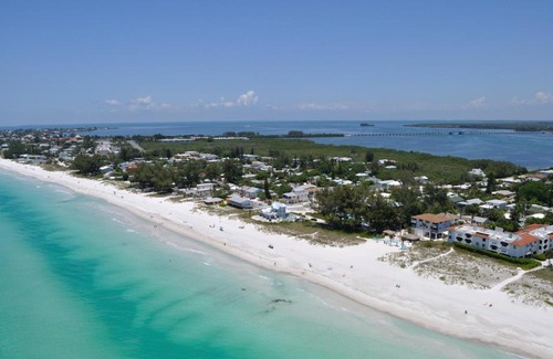 Holmes Beach Hotel | Cedar Cove Resort & Cottages