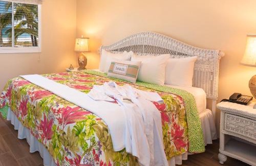 Holmes Beach Hotel | Cedar Cove Resort & Cottages