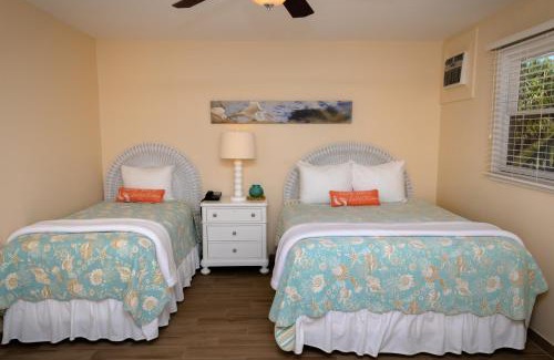 Holmes Beach Hotel | Cedar Cove Resort & Cottages