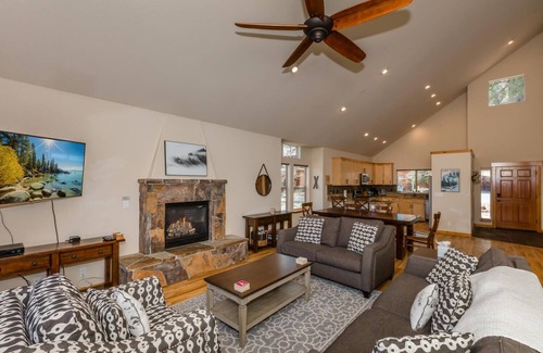 Truckee House | Cedar Crest By Tahoe Getaways - Private Hot Tub- Walk to Park and Downtown Truckee